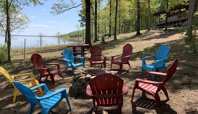 Get away from EVERYTHING! Secluded from the world. 300ft Water Front Log Cabin.