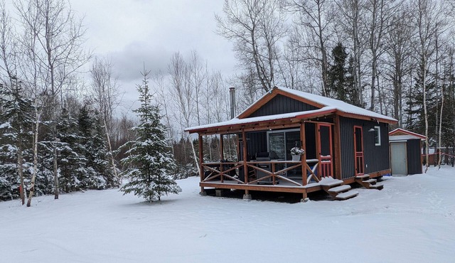 Get away from the noise, Tranquil 1-bedroom off grid cabin min south of Sudbury