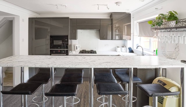 Get Away Home With Hot Tub Sleeps 7