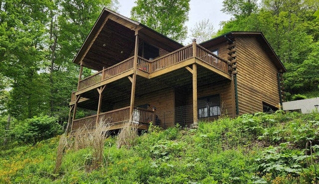 Get-Away Mountain Cabin. Hot Tub, Sunset Mtn. Views, Game Room, Near Asheville