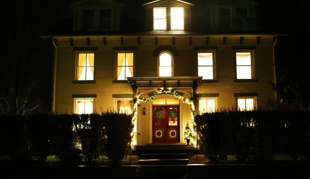 Get Cozy @ THE SHEELEY HOUSE circa 1830. 14+ gsts. 6bdr 4.5 Bath