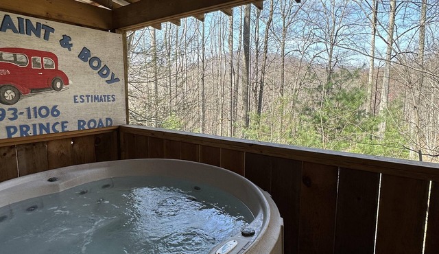 Get N' Lucky – Cozy Mountain Cabin w/Hot Tub & Views