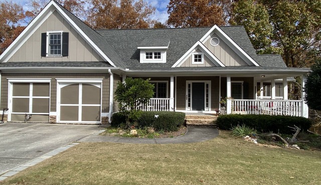 Get original accommodations or supersize with our new"Blueroom" master bedroom.