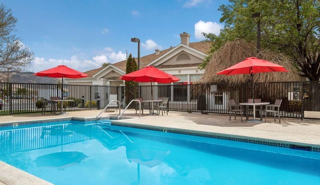 Get Ready for Blissful Getaway! 3 Relaxing Units w/Full Kitchen, Pets Allowed!