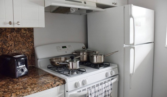 Get Ready for Florida Vacation! Private Access to Beach, Free Parking, Pool!