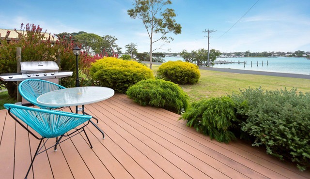 Getaway - A getaway with stunning water views, open-plan living & fireplace