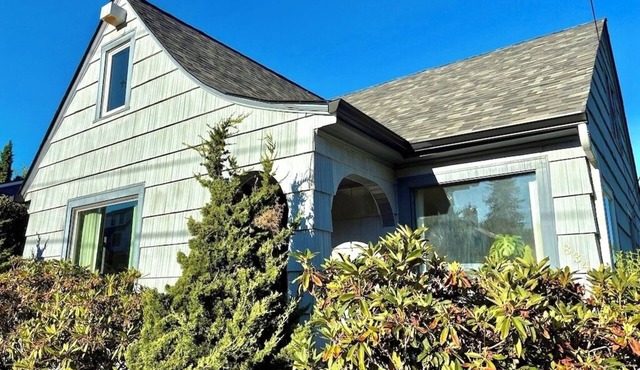 Getaway At Grandma's: Vintage Mt Tabor Home