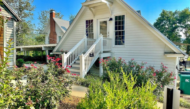 Getaway at "The Den" - Pool, Hot tub, fire pit, kayaks, & lake access!