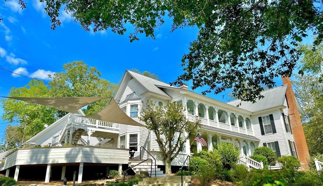 Getaway at "The Gardenia Suite" Pool, Hottub, kayaks, fire pit, & lake access!