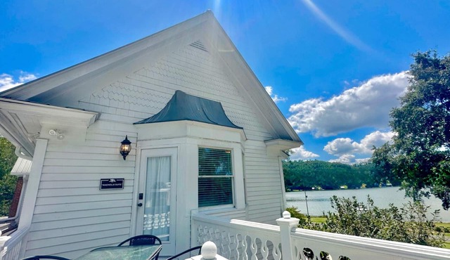 Getaway at "The Magnolia Suite" Pool, Hot tub, fire pit, kayaks, & lake access!