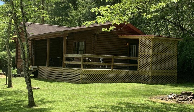 Getaway cabin close to Natural Bridge State Park with hot tub and internet