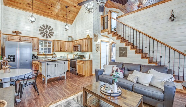 Getaway Chalet Pickwick! HOT TUB! FirePit 5 mins Pickwick Landing!