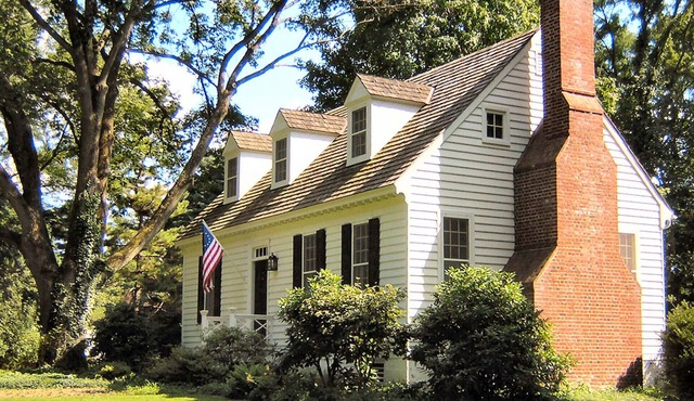 Getaway Cottage in Park-like Setting with River Views. Canal Towpath Nearby.