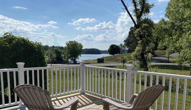 Getaway for 2! Lake access across the street, Come enjoy the Simple Lake Life.