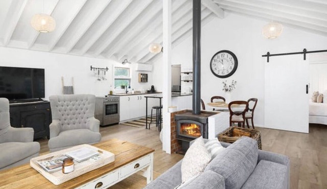 Getaway from the city and retreat to our picturesque cozy farm cottage