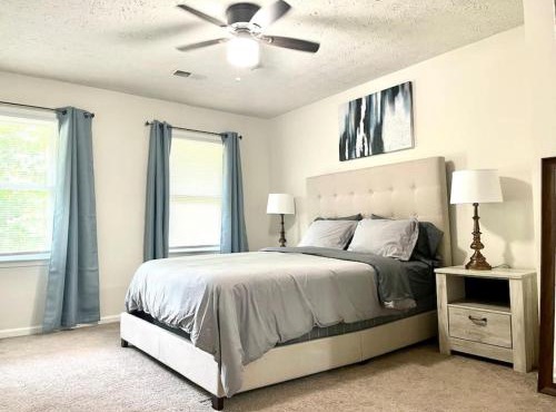 Getaway Home, Huge Yard and Smart TVs in All Rooms