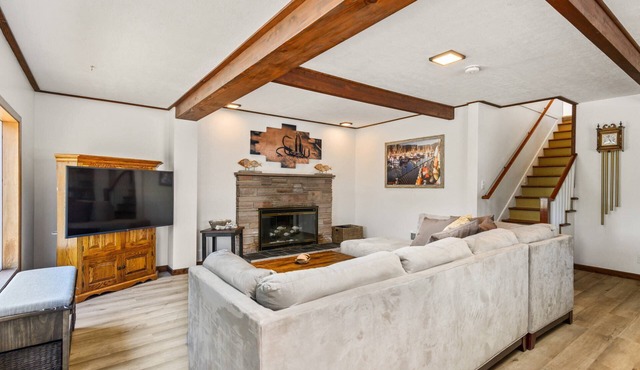 Getaway in Garibaldi, New Décor Throughout, Open Patio w/View, Ping Pong, Walk to Downtwn Garibaldi