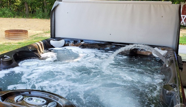 Getaway in the country/Beautiful Parke County/Large hot tub and much more!