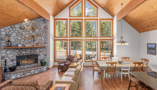 Getaway Moose-Hot Tub, Deck, WIFI, BBQ, Sleeps 6