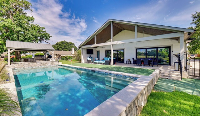 Getaway Near Dallas w/Retro-Style Game Room!