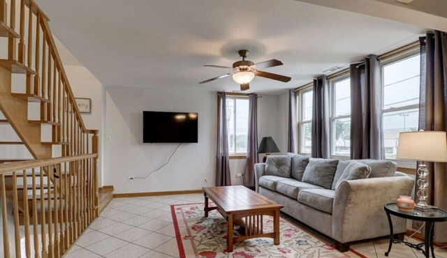 Getaway Near ORD With Great Local Amenities