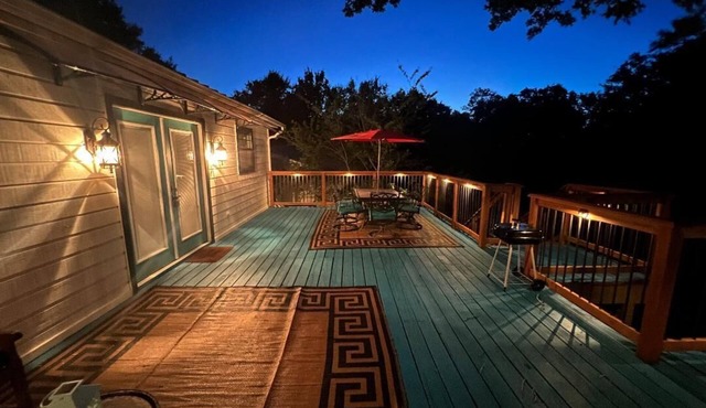 Getaway Oasis w/Huge Deck + pool/spa - lake conroe