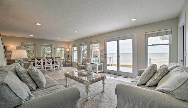 Getaway on Crystal Clear Lake: Main & Guest House!