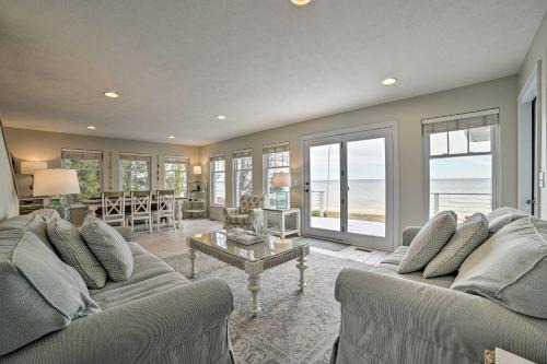 Getaway on Crystal Clear Lake Main and Guest House!