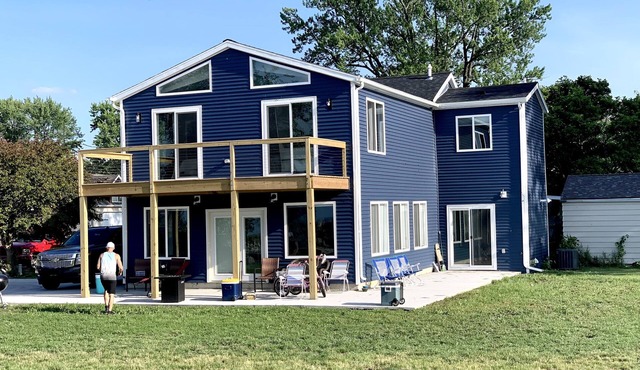 Getaway On The Bay! Stunning views on Lake Erie, 4 bed- 4 bath.