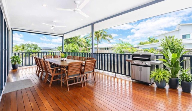 Getaway on the Green - 4BR Retreat in Rosslea Townsville