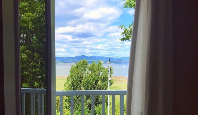 Getaway overlooking the river