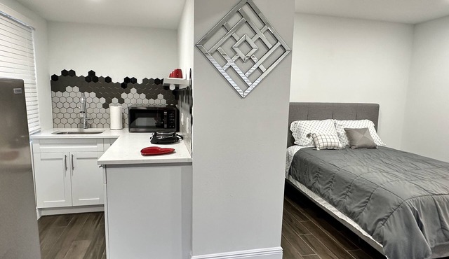 Getaway/Private Suite A, nTranquility 🏡 close to ✈️ beach, mall, park, zoo