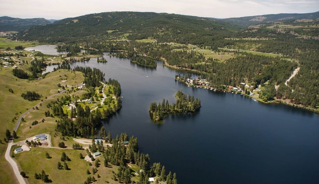 Getaway retreat overlooking beautiful Curlew Lake