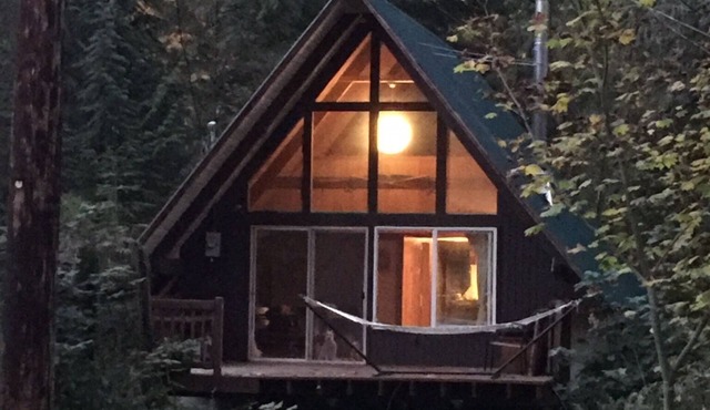 GetAWay Ski Cabin 13 miles to Stevens Pass, HOT TUB!