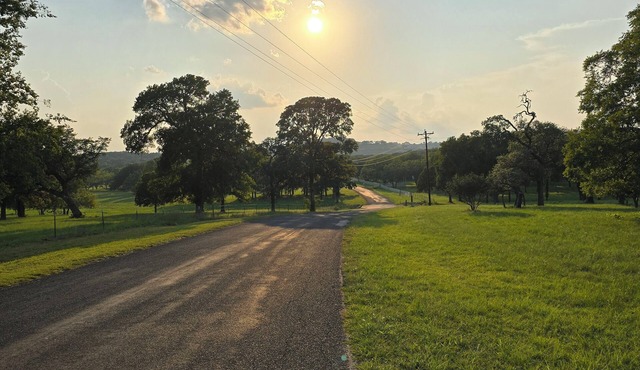 Getaway to the Beautiful, Texas Hill Country! Sweet 4 Bedroom Home on 6 Acres
