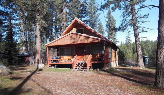 Getaway to the Mountains in the Cozy Rustic Cabin