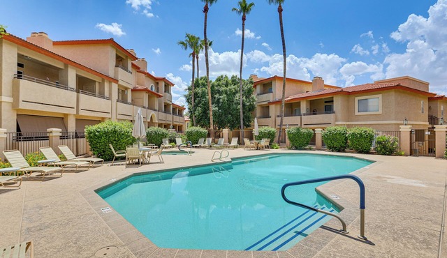 Getaway w/Balcony & Spa: 13 Mi to Old Town