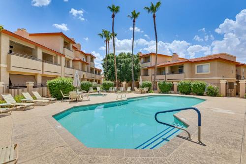 Getaway w/Balcony & Spa: 13 Mi to Old Town