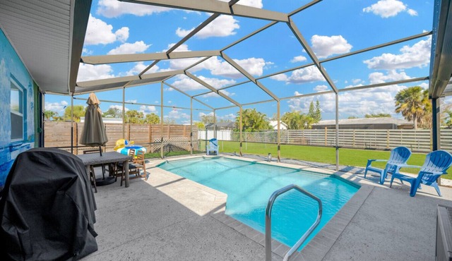 Getaway w/Heated Pool & fence by Siesta Key Beach