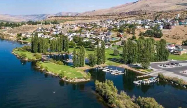 Getaway w/shared pool, tennis/b-ball/pickleball courts, & boat launch! 30day min