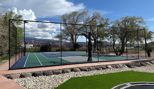 Getaway w/sport court! Near Capitol Reef- Sleeps 21 in beds/26 total