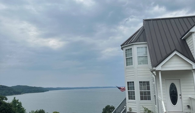 Getaway with nature at a cottage overlooking the lake in peaceful Waverly!