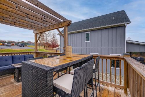 Getaway with Resort Perks at Smith Mountain Lake!