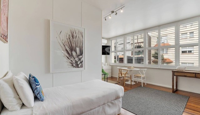 Getawayz NSW - Bay Court III -Spacious Waterside Studio next to Hayes Beach, Cafes & Ferry!