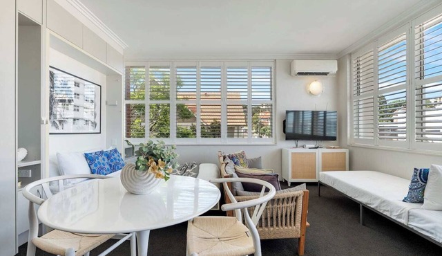 Getawayz NSW - Bay Court II -Spacious Waterside Studio next to Hayes Beach, Cafes & Ferry!