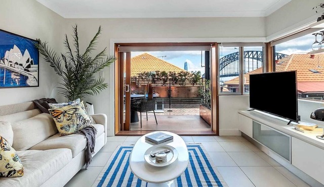 Getawayz NSW - Heatherbrae II - Chic 2 Bed Apartment, Stunning Harbour Bridge Views.