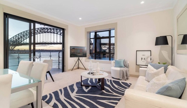 Getawayz NSW - 'Reflections' - World Class 360° Sydney Harbour Bridge & Opera House Views