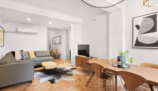 Getawayz NSW - St. James, Art Deco Dream - 2 Bedder w/Aircon