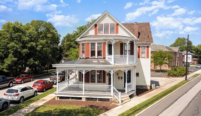Gettysburg Home sleeps 10 with parking and Game Room. Just off the square.