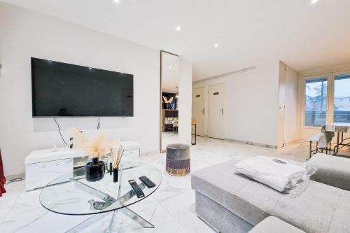 #GH Butler's Monochrome